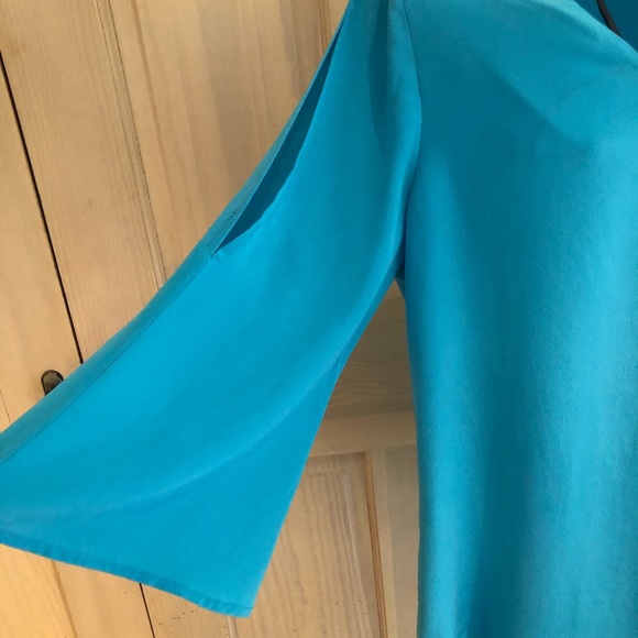 ECRU BLOUSE GORGEOUS SHADE OF BLUE SMALL - Picture 2 of 8